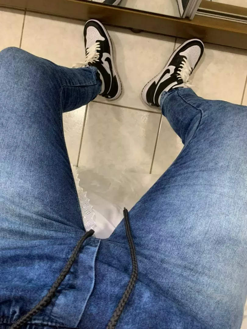 Foto recebida da calça jogger azul