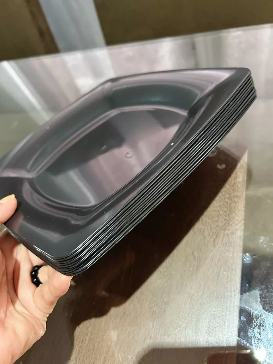 Foto de cliente 4 — pratos pretos quadrados